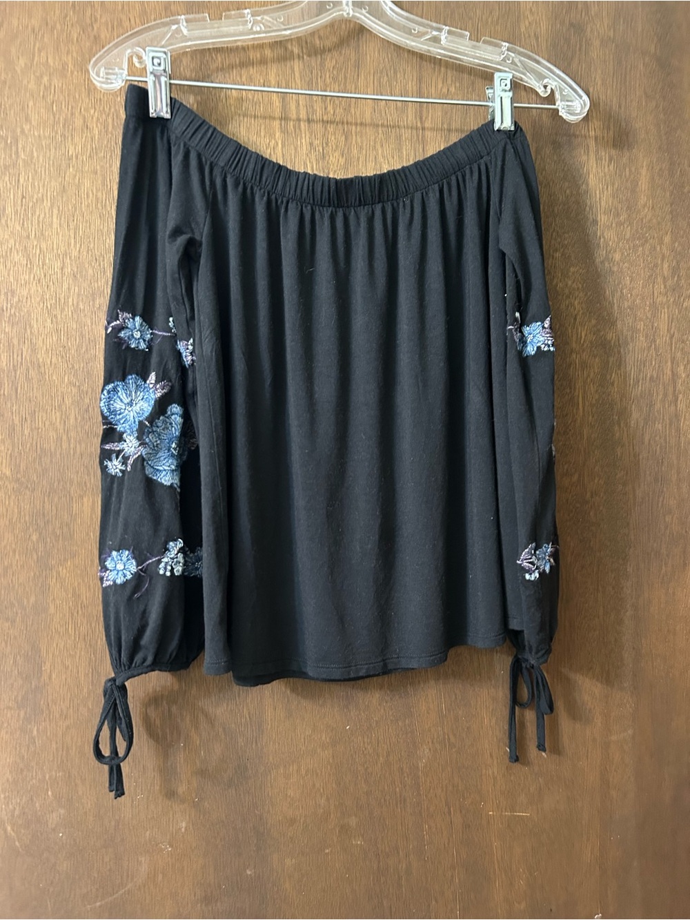 American Eagle-Brand New/Never Worn Off-Shoulder with Blue Floral Embroidery S